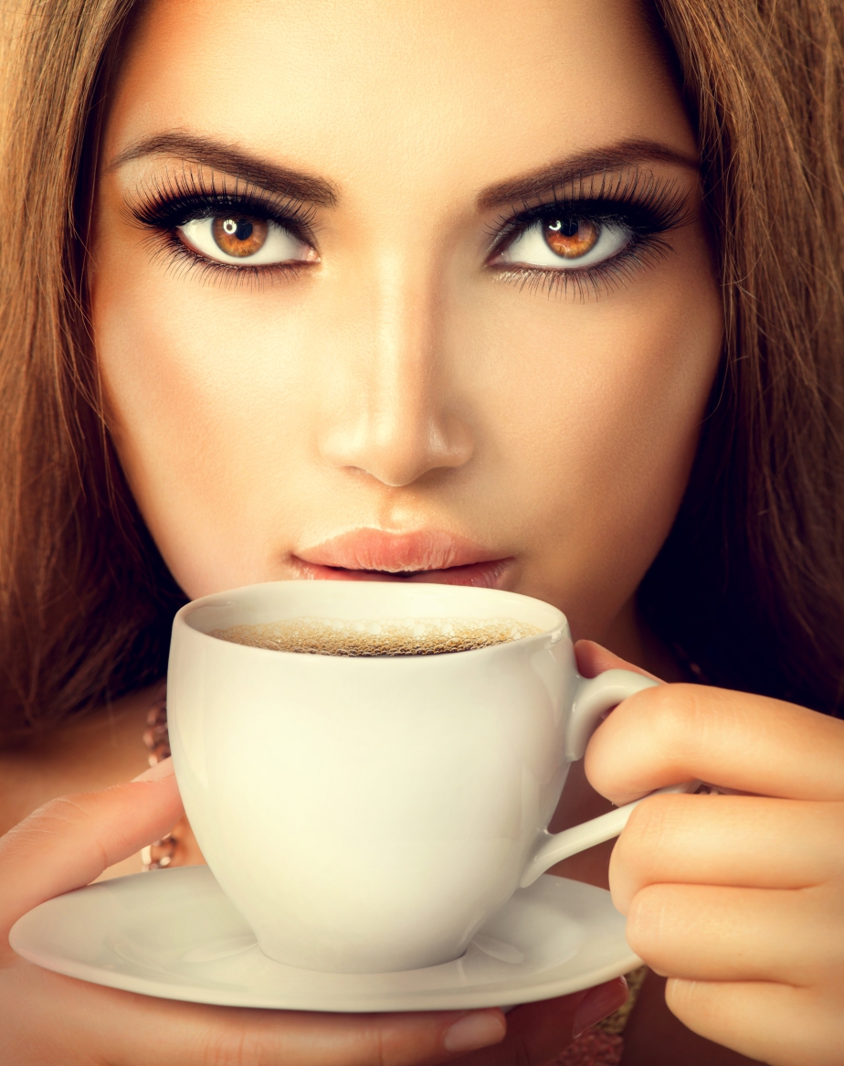 Coffee. Beautiful Sexy Girl Drinking Tea or Coffee
